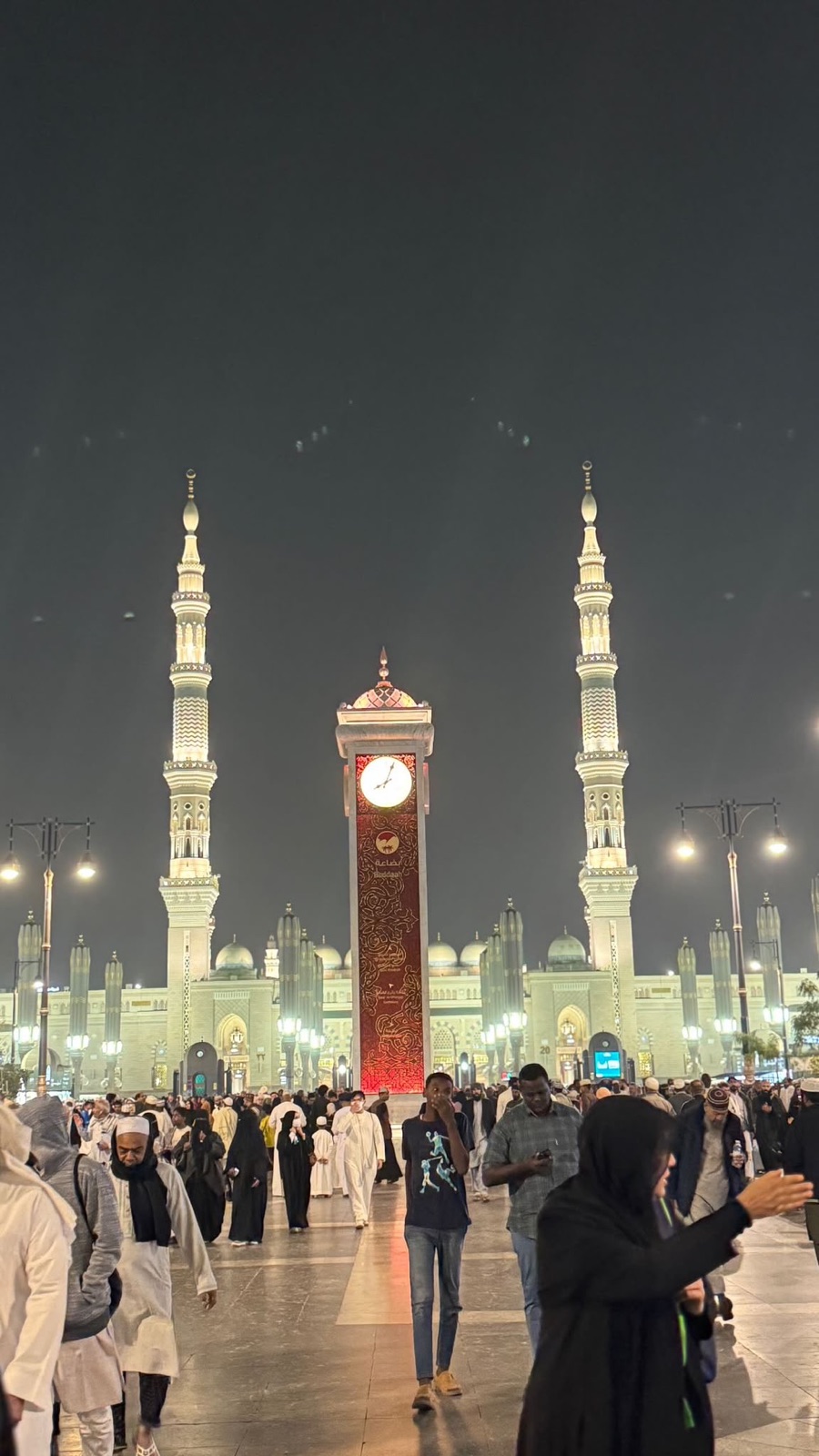 Het plein van de Profetenmoskee in Medina in de avond