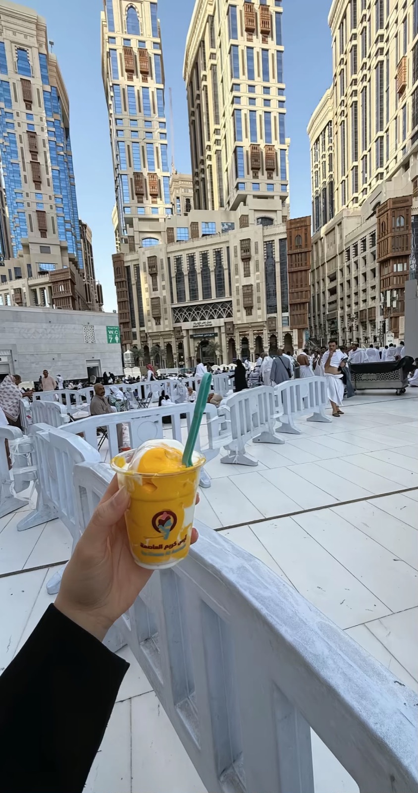 Het plein bij de Masjid al-Haram in Mekka met de omliggende torens